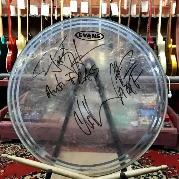 Пластик для барабана Evans 14" EC2S Clear Tom Batter автографом группы Anti-Flag