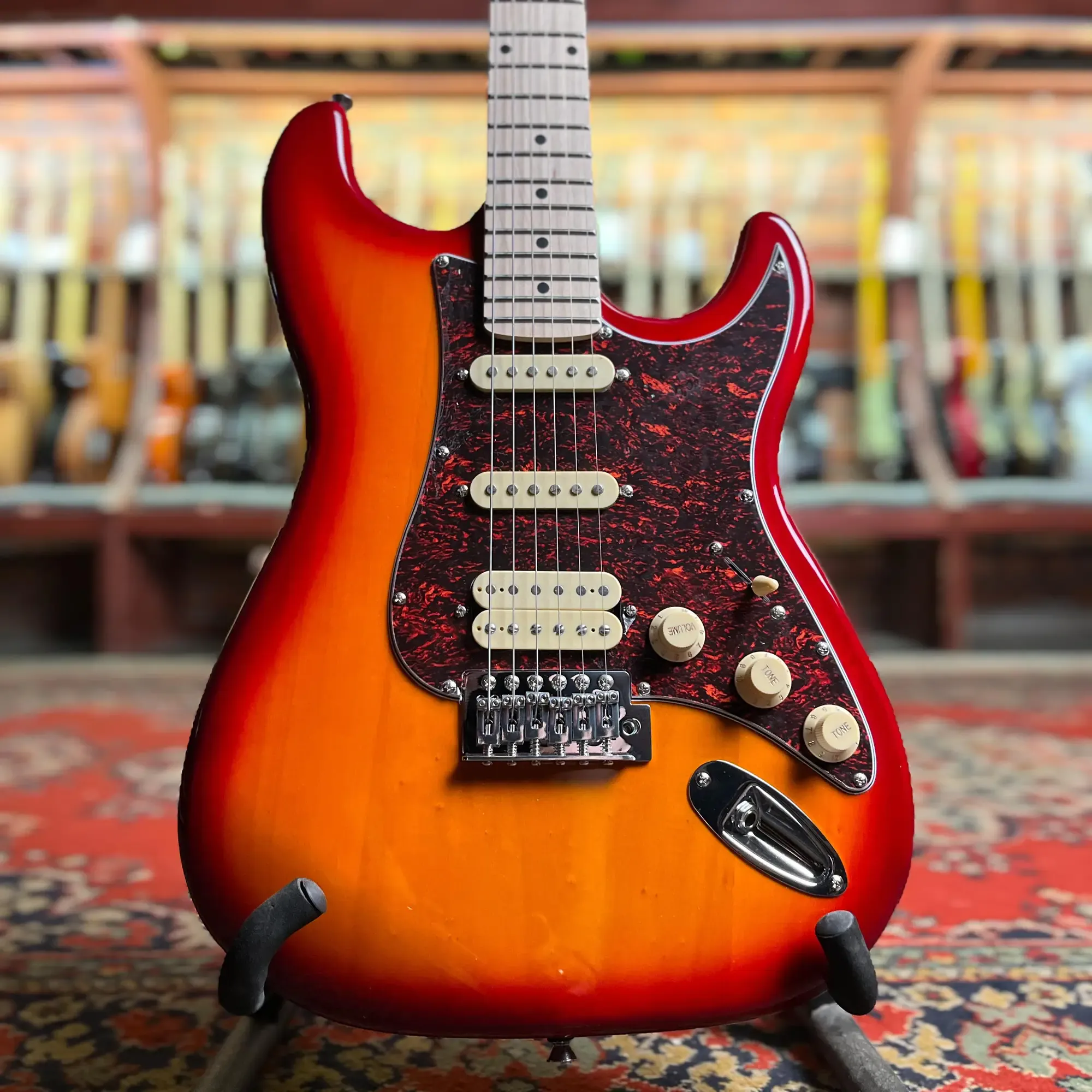 Электрогитара DeMarco DMSEST250 Stratocaster HSS Cherry Sunburst