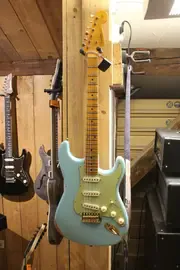 FENDER Custom Shop LTD '62 Bone Tone Stratocaster Relic - Faded Aged Daphne Blue