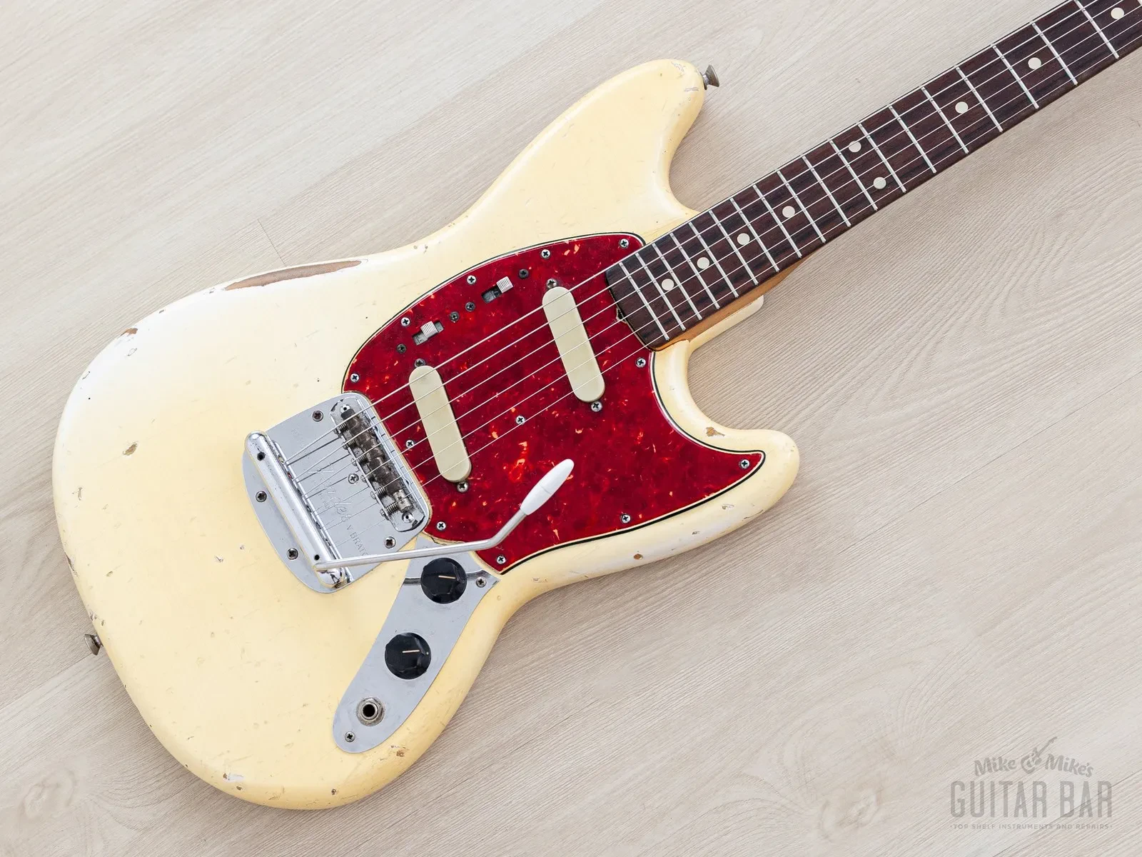 Б/У электрогитара Fender Mustang 1965 Olympic White с кейсом