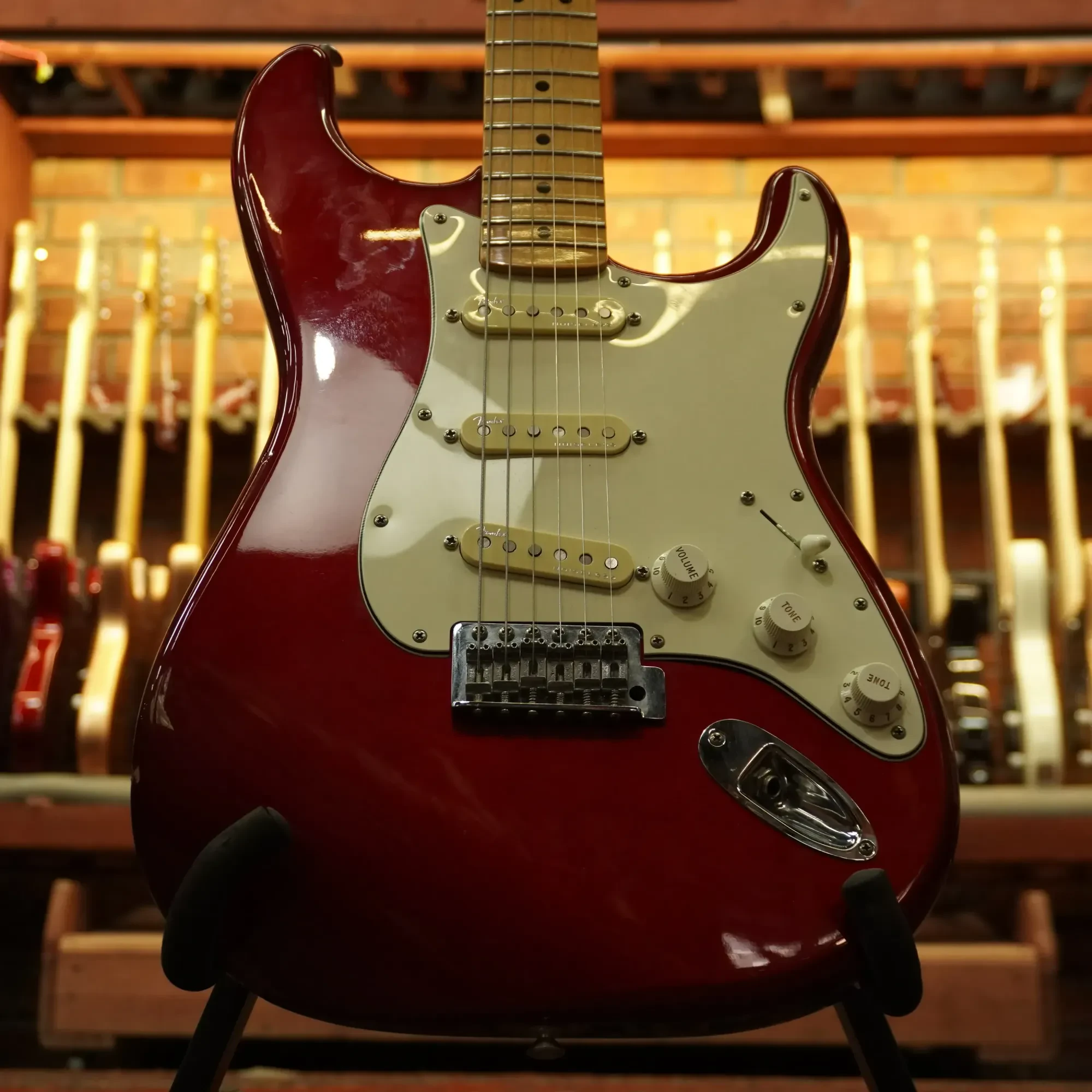 Электрогитара Fender Stratocaster Standard Candy Aple Red S-S-S Mexico 2000's,