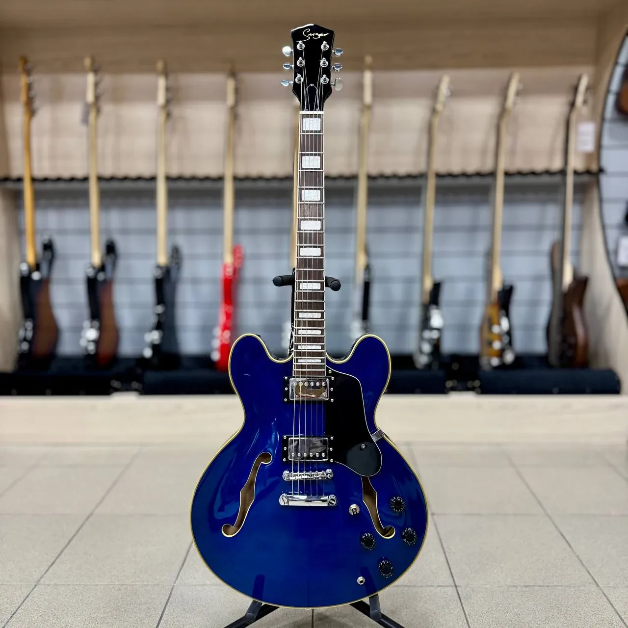 Б/У Электрогитара полуакустическая Smiger S-G16-TBL Trans Blue