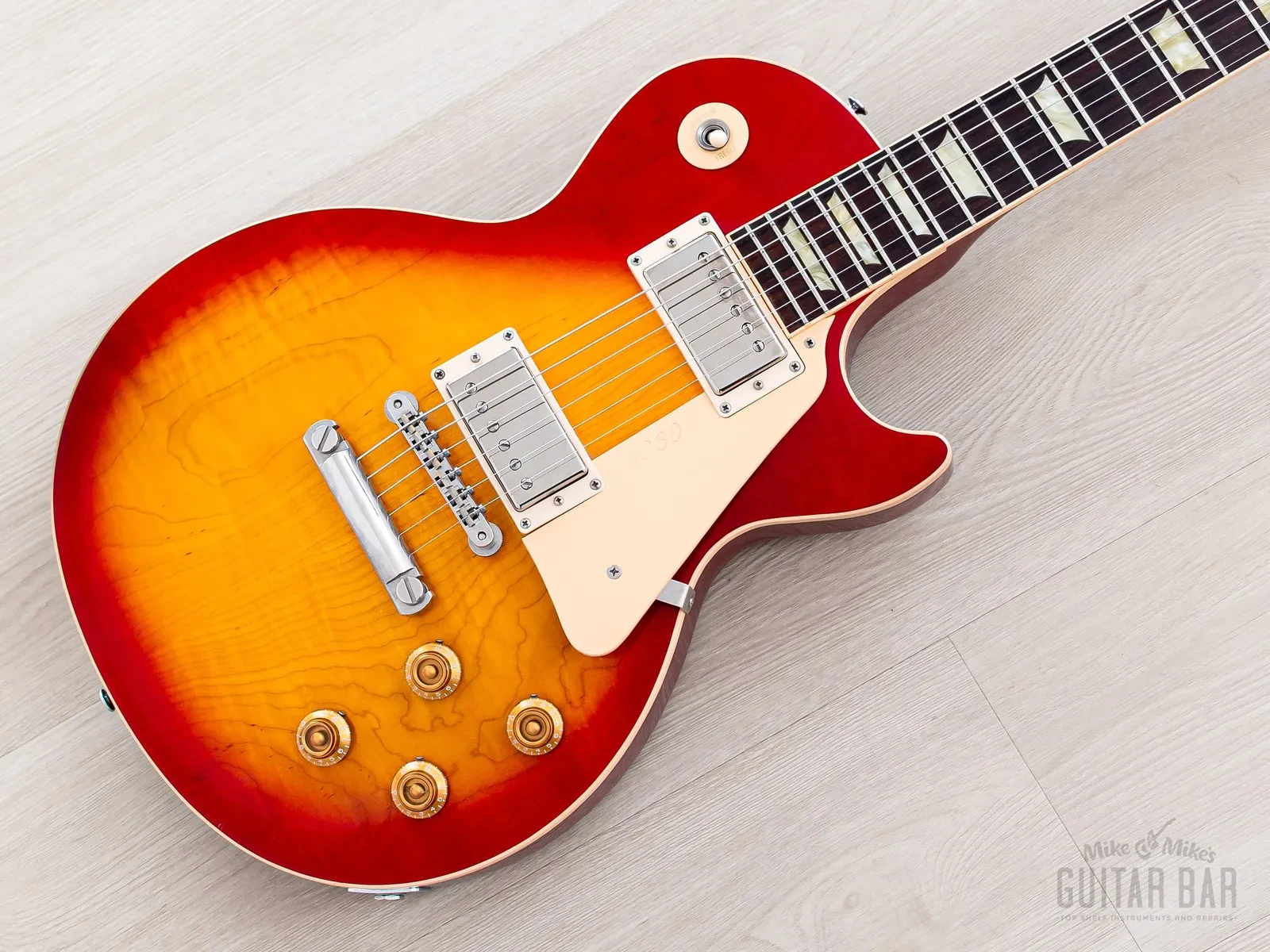 Б/У Электрогитара Gibson Les Paul Classic Plus Heritage Cherry Sunburst, 2000, с кейсом, ярлыками