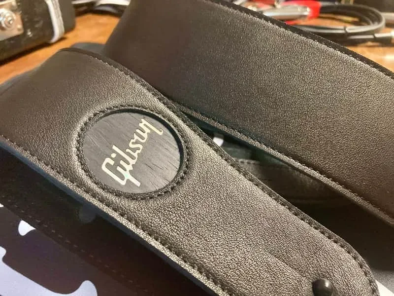 Ремень для гитары Thalia GIBST-07 черный, кожа, с инкрустацией логотипа Gibson (Ebony Pearl)