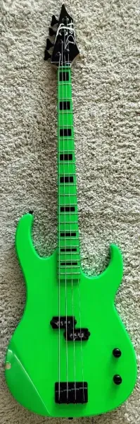 Бас-гитара Dean Guitars Custom Zone Nuclear Green