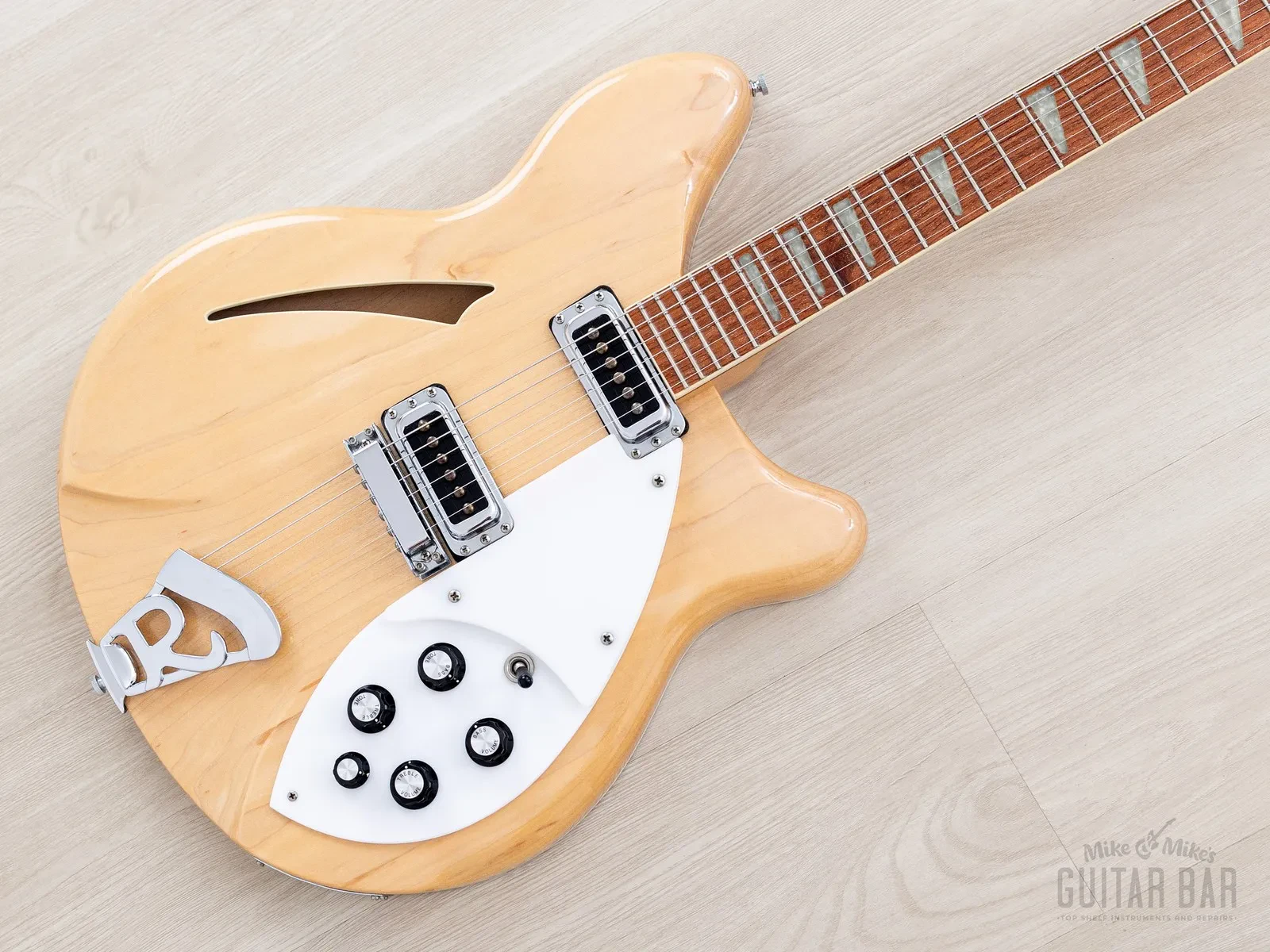 Б/У Электрогитара Rickenbacker 360 полуакустическая, 1995 с кейсом, бирками