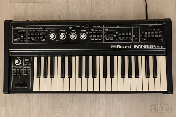 Аналоговый студийный синтезатор Roland SH-2 Black Japan 1979