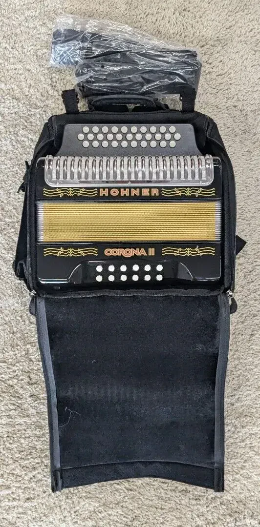Б/У Аккордеон HOHNER Corona II диатонический G/C/F, черный лак (набор) с сумкой и ремнями