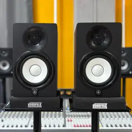 Б/У Студийные мониторы Yamaha HS5 (набор, пара) 2021 с парой стоек Nordfolk NPS059