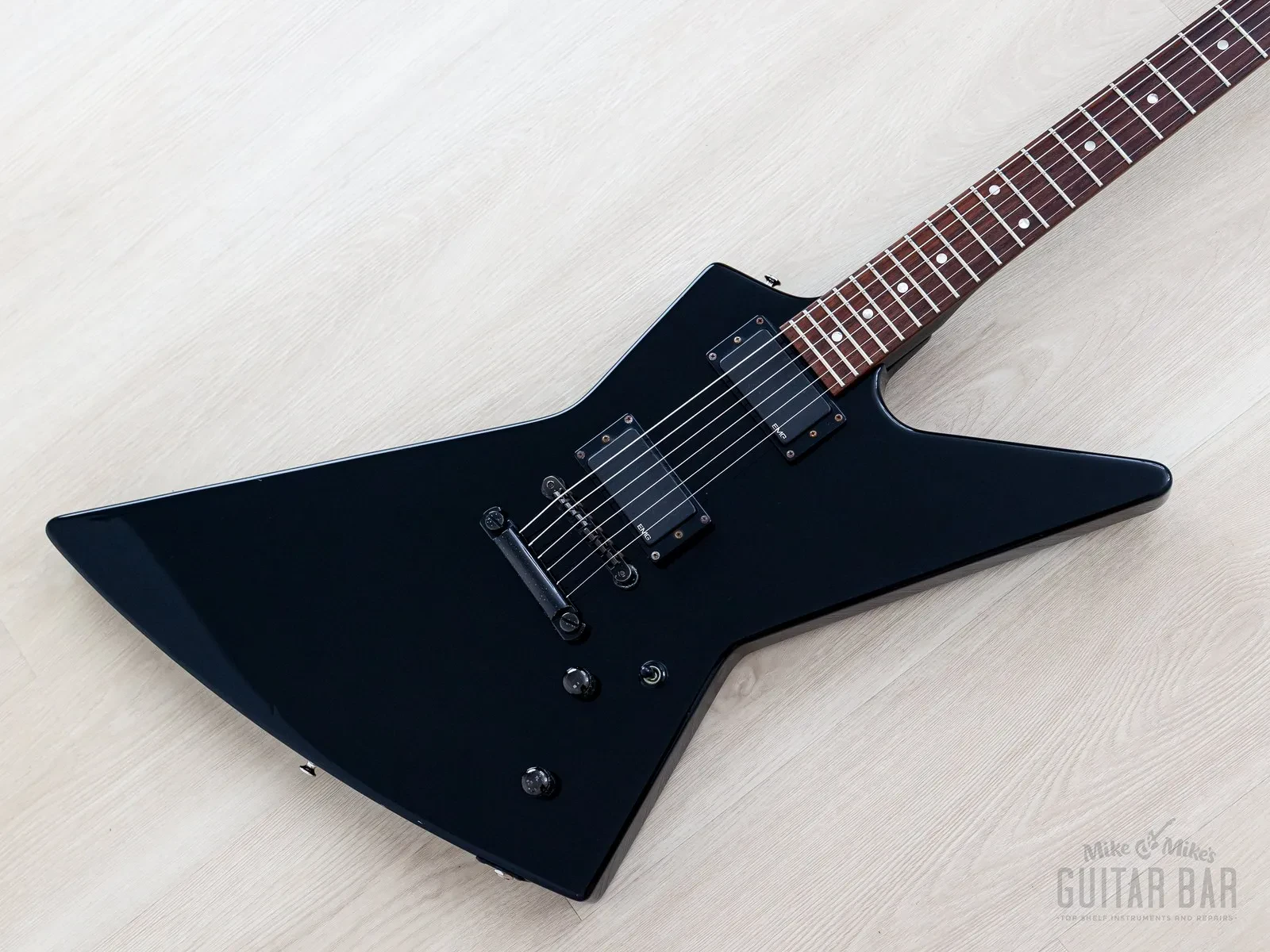 Б/У электрогитара Esp Custom EXP Explorer черный с EMG 81, с кейсом