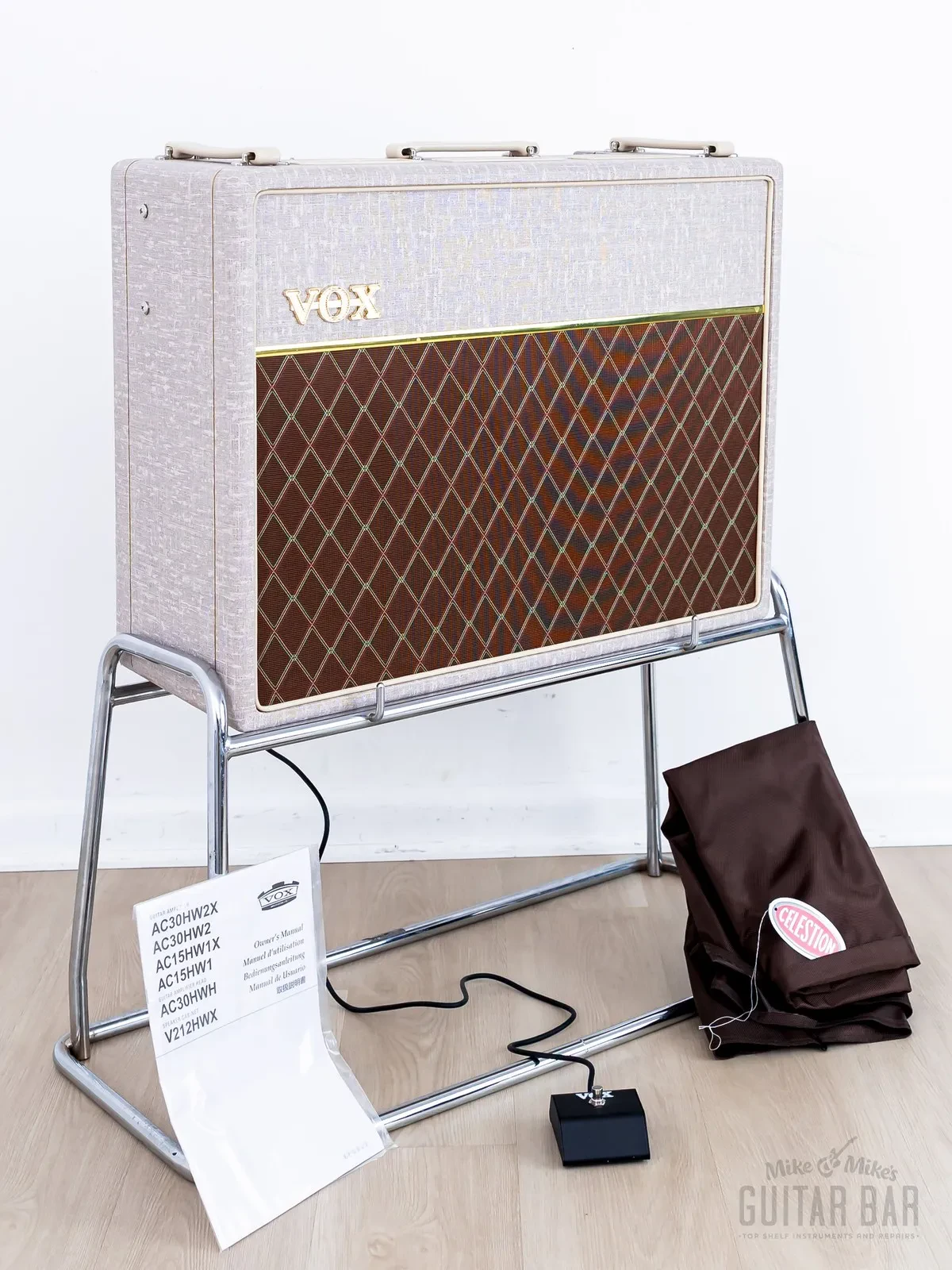 Б/У Комбоусилитель для электрогитары Vox AC30HW2 Hand-Wired Edition бежевый с подставкой, чехлом и футсвитчем