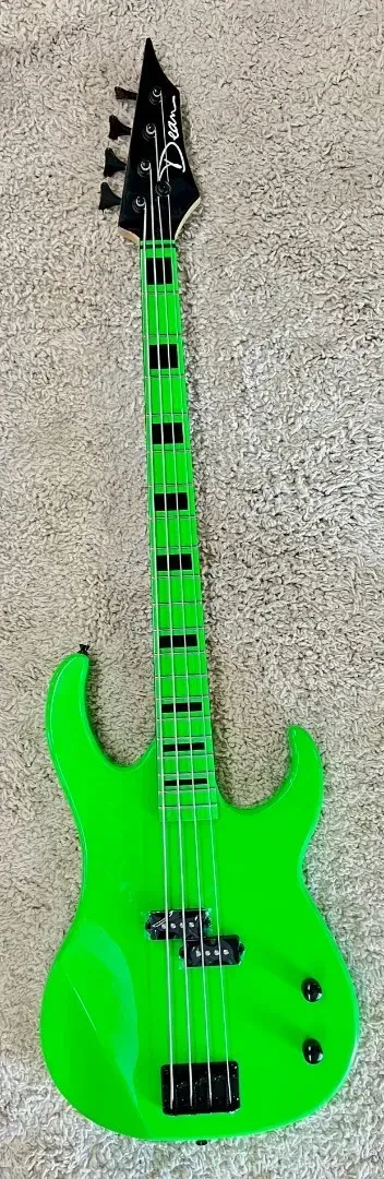 Б/У бас-гитара Dean Guitars Custom Zone Bass 4-струнная, неоново-зелёная