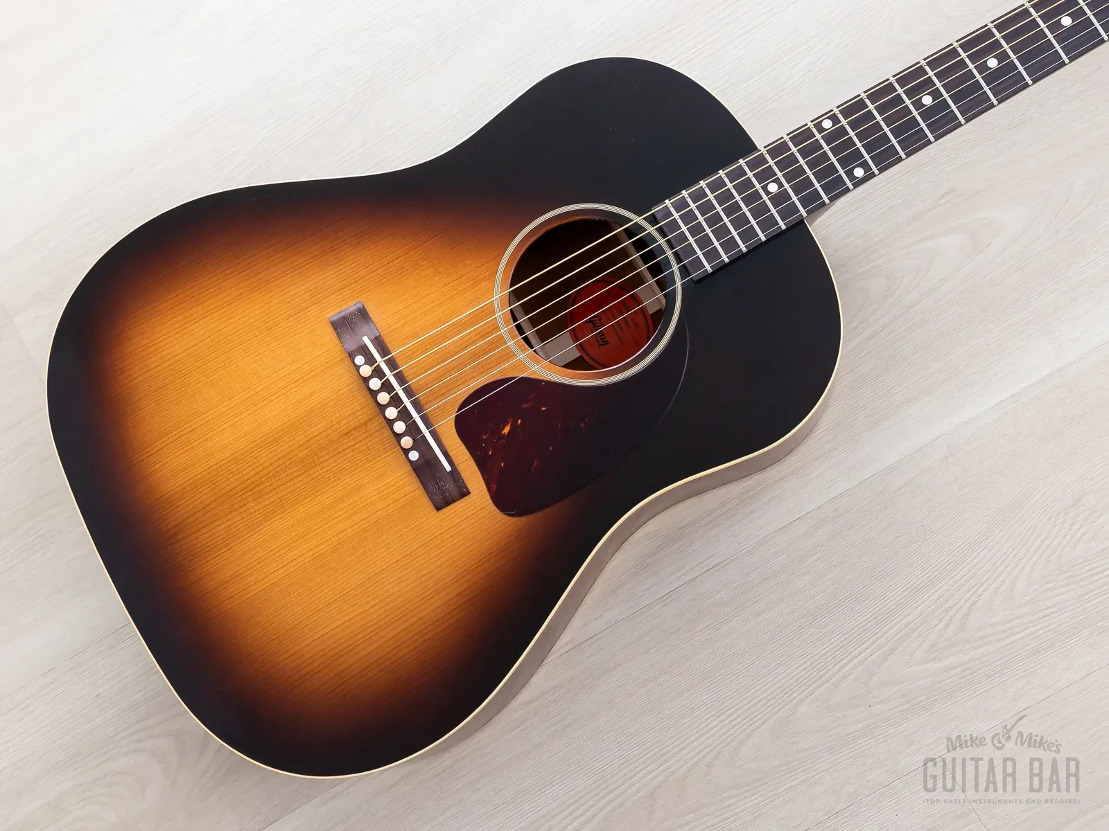 Б/У Акустическая гитара Gibson Custom Shop 1942 J-45 Banner с верхней декой из ели Адирандэк, с футляром