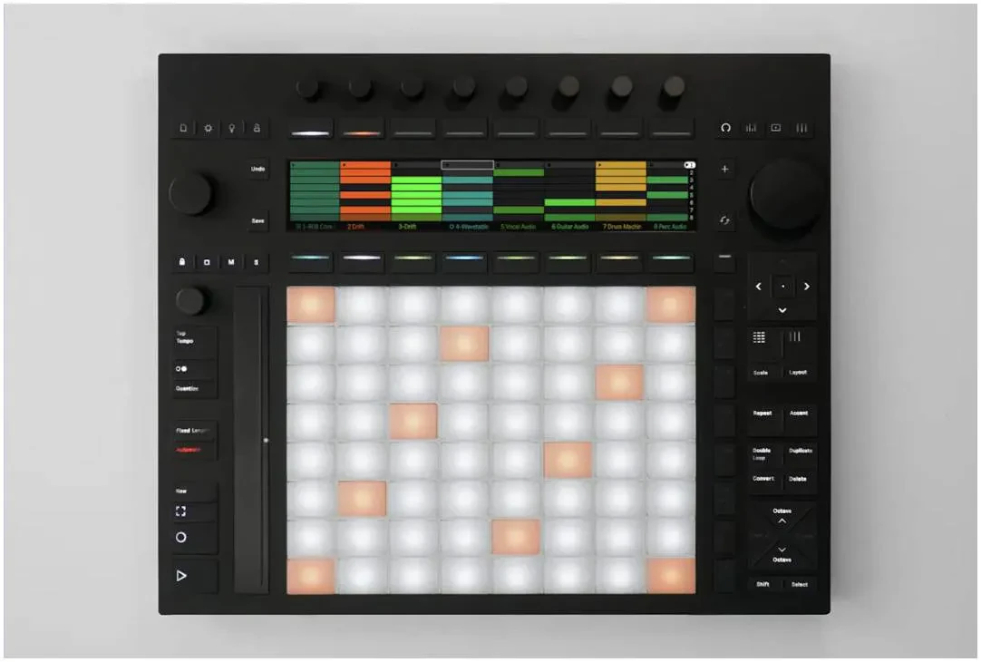 USB MIDI контроллер  Ableton [Push 3 Standalone] LCD дисплей 231х39 мм, 64 MPE-пэда с подсветкой и датчиком движения XY, 8 энкодеров, 3 Jog Dial, сенсорный фейдер,1/4" TRS, ADAT Toslink, USB-A, USB-C, LiFePo аккумулятор, Wi-Fi