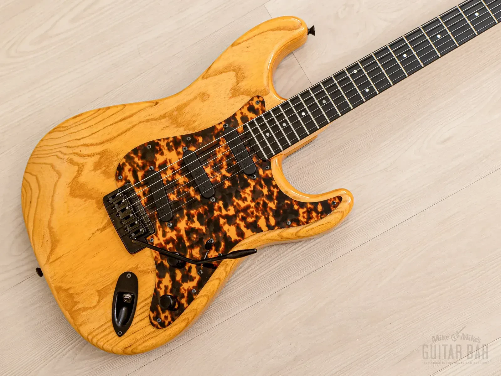 Б/У Электрогитара Pgm Moon ST-225B Superstrat S-Style, лакированное покрытие, с кейсом