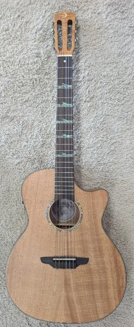 Б/У Электроакустическая гитара Luna Guitars High Tide Exotic Mahogany Top Nylon String, нейлоновые струны, с вырезом, верхняя дека махагони