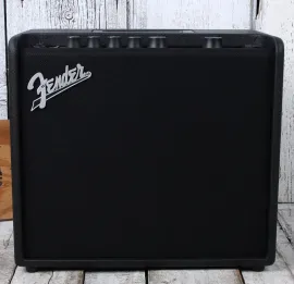 Б/У комбоусилитель для электрогитары Fender Mustang LT25 25W, 1x8", 30 пресетов, USB