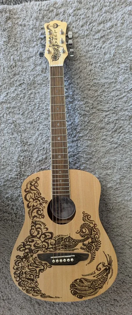 Электроакустическая гитара Luna Guitars SAFHEN Safari Travel Henna Paradise
