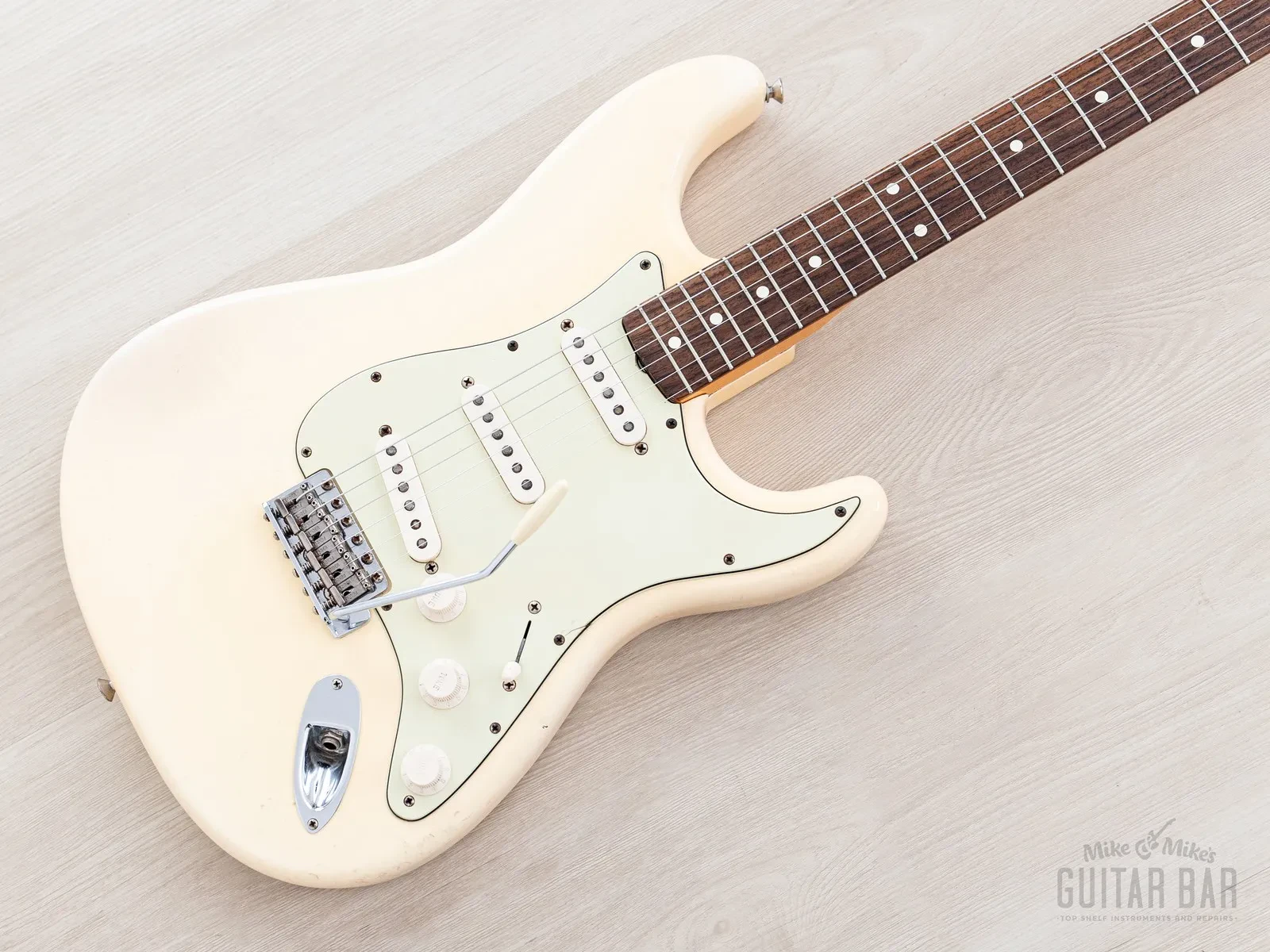 Б/У Электрогитара Fender American Vintage '62 Stratocaster Olympic White с кейсом, с ярлыками