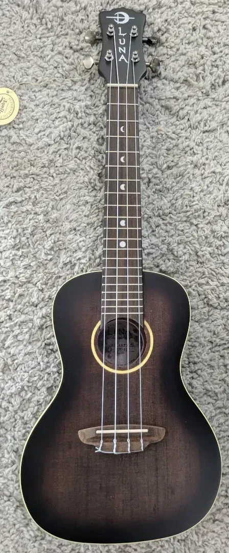 Luna UKE ART V C Vintage Distressed Style Concert Size Ukulele - B Stock