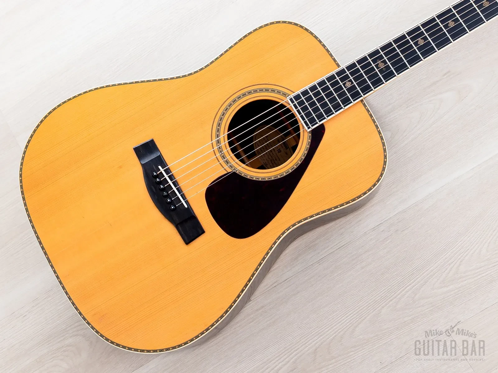 Б/У акустическая гитара Yamaha L-10 дредноут 1977, Япония с кейсом и ярлыком