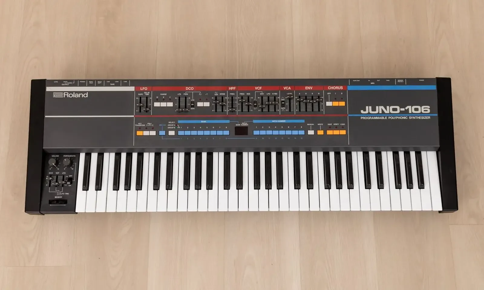 Аналоговый студийный синтезатор Roland Juno-106 Japan 1980s