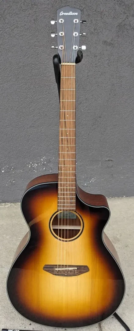 Б/У Электроакустическая гитара Breedlove Discovery Concerto массивная верхняя дека Edgeburst
