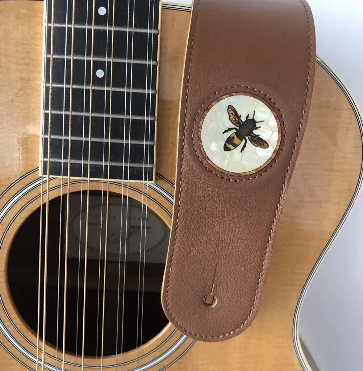 Ремень для гитары Thalia TH-SBRVB-VW кожа, коричневый, инкрустация Vintage White Pearl Save The Bees