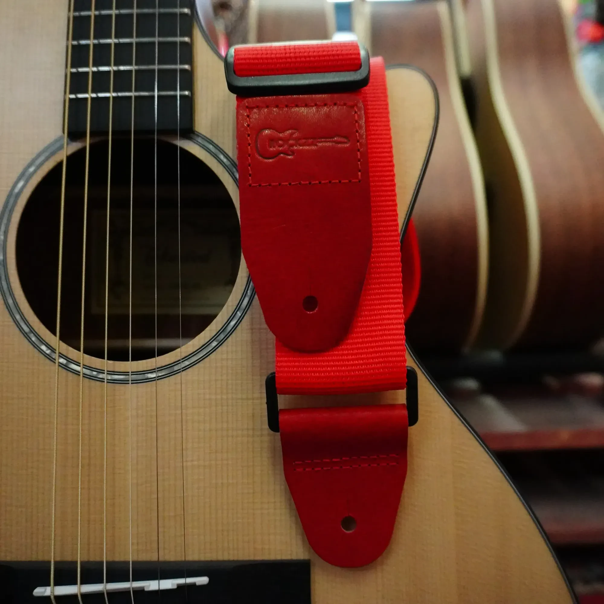Ремень для гитары RKZ-003 нейлоновый красный