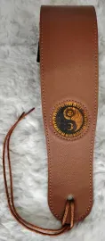 Ремень для гитары Thalia SBRYY-HK кожа, коричневый, вставка коа, инкрустация Yin Yang