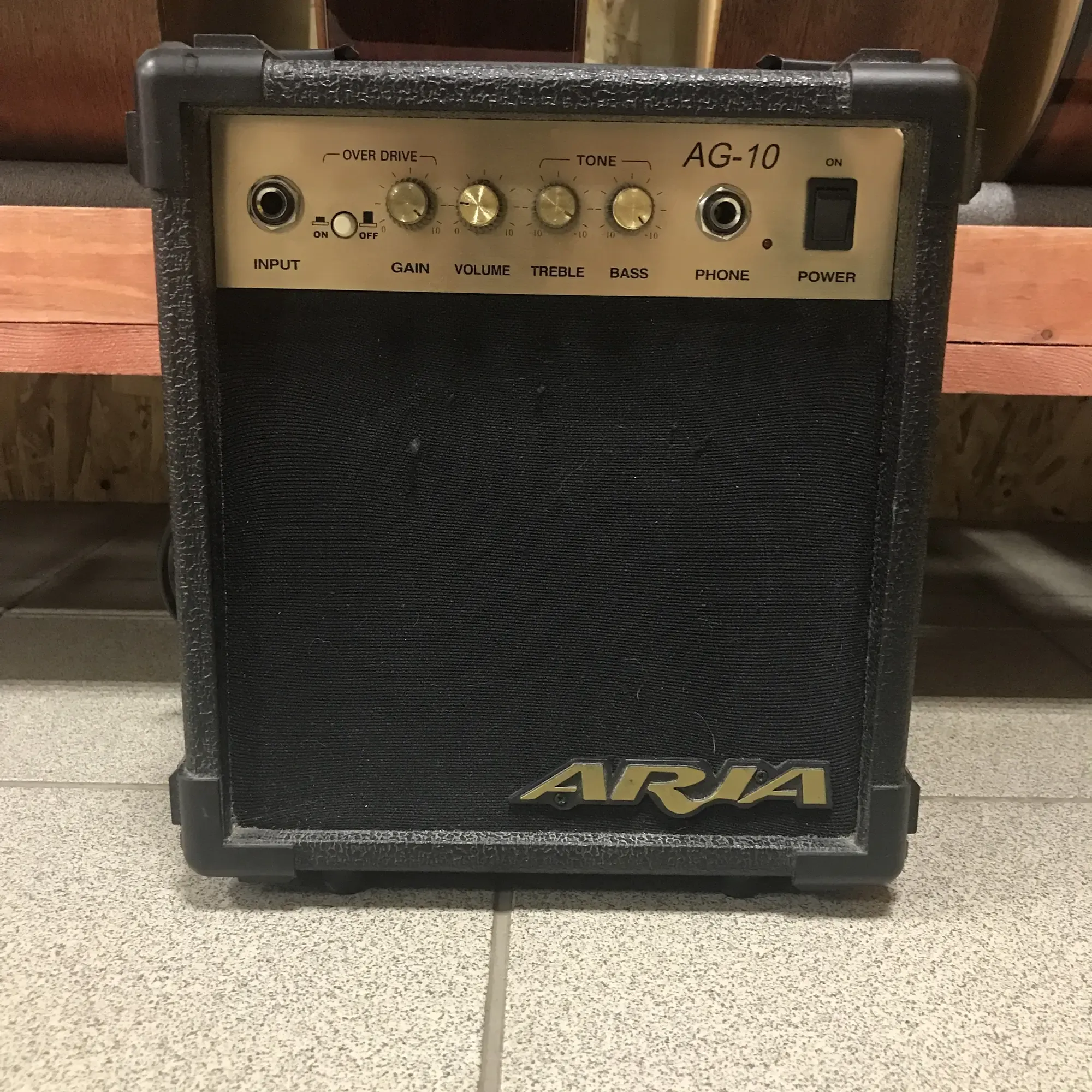 Комбоусилитель для электрогитары Aria AG-10