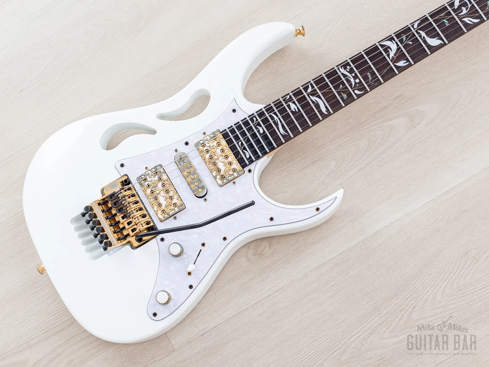 Б/У электрогитара Ibanez PIA3761 Steve Vai Paradise In Art Stallion White с кейсом