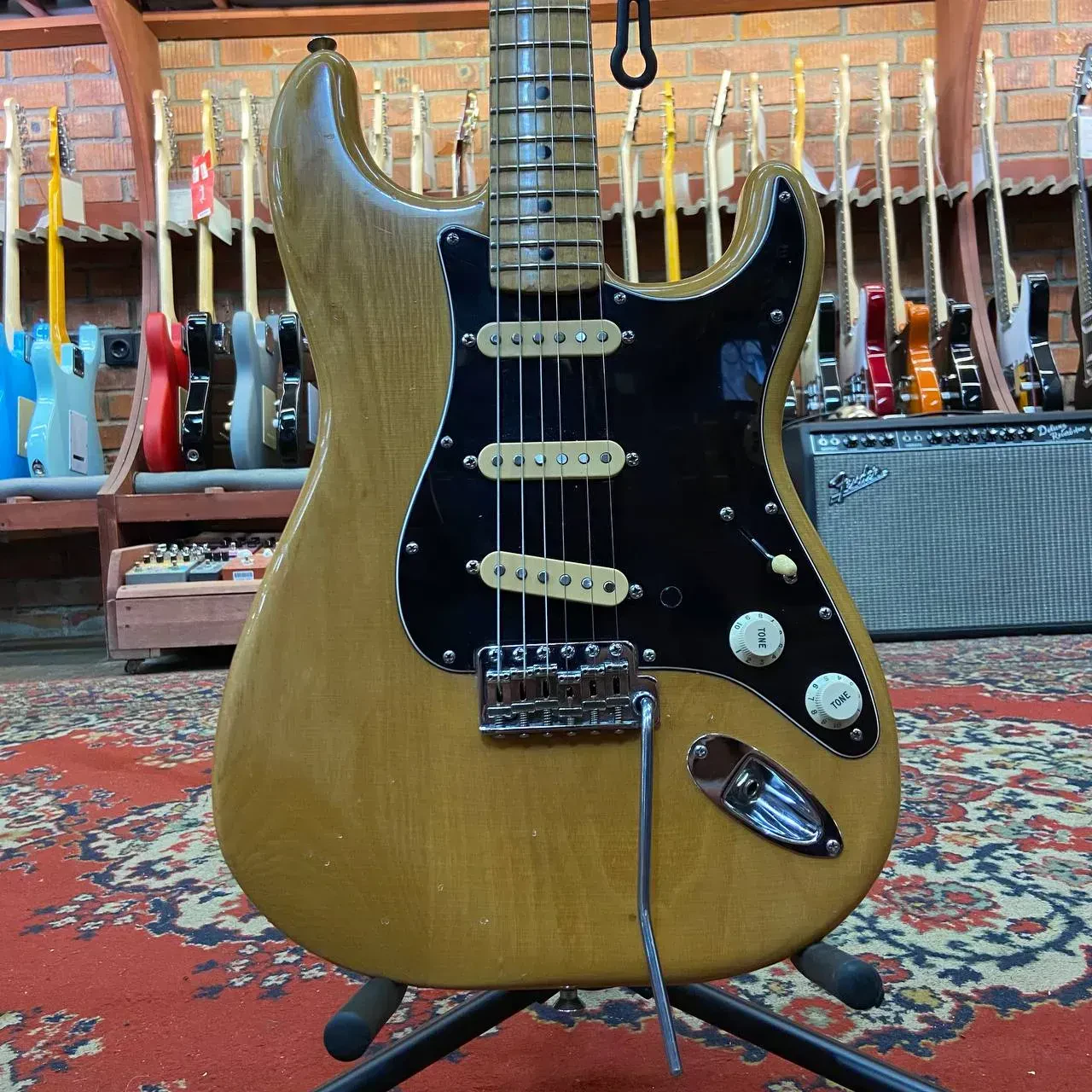Электрогитара Fender Stratocaster SSS Natural USA 1975